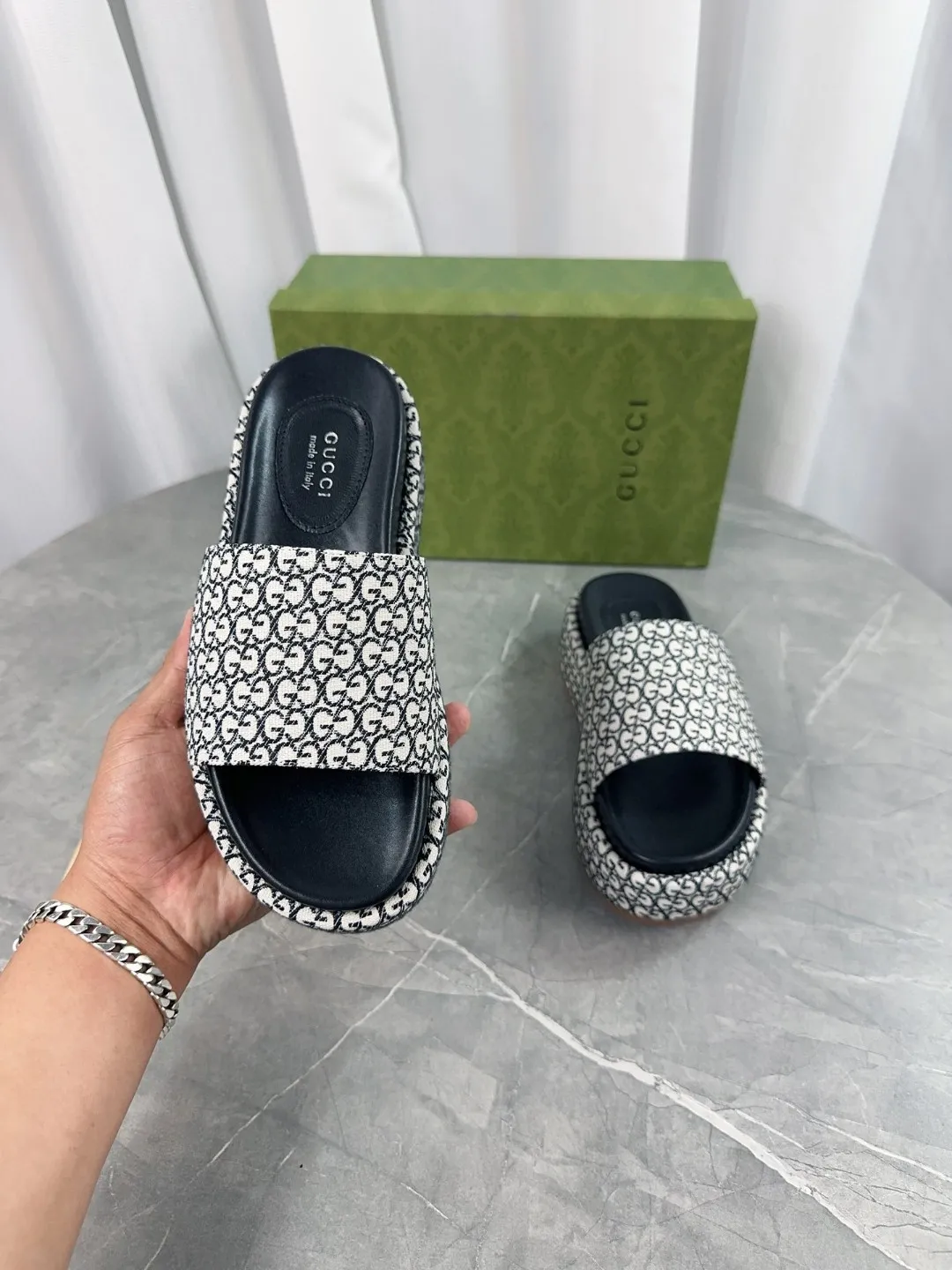 👟👟Ex-factory price 380👟👟 2024 Gucci high version latest limited edition thick-soled slippers. Top quality for sale. Purchase authentic products for development. The material and craftsmanship are consistent with the original. Upper: original jacquard craftsmanship and special printing craftsmanship. Lining: mixed sheepskin. Outsole: Italian private model outsole. Size: 35-40 yards, (41 to 44 yards can be customized). Bottom thickness: 5.5cm, forefoot 4cm.